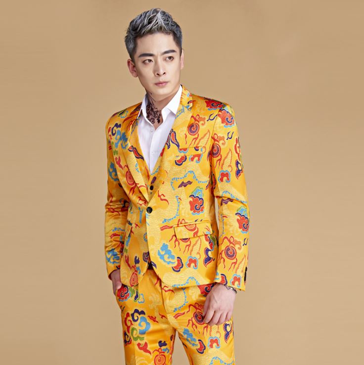 พร้อมเช่า ชุดสูทจีนชาย สีเหลืองทอง พิมพ์ลายกราฟฟิก สไตล์จีน *ไม่มีเสื้อกั๊ก*