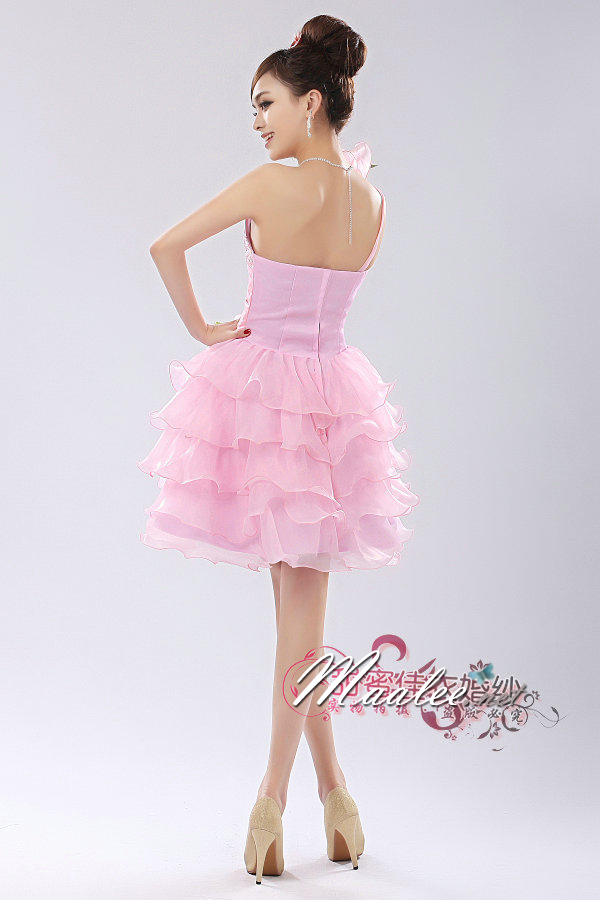 พร้อมเช่า ชุดแฟนซี ชุดราตรีสั้น ไหล่เฉียง กระโปรงระบาย ผ้าแก้ว แต่งดอกไม้สวยหวาน สีชมพู