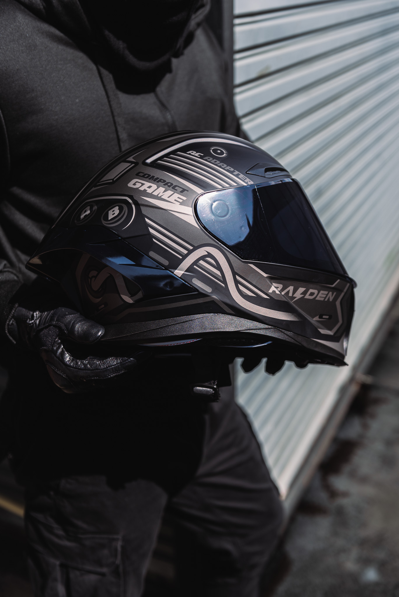 หมวกกันน็อคเต็มใบ หมวกกันน็อค RAIDEN รุ่น STR รูปทรงสปอร์ตโฉบเฉี่ยวมาพร้อมสปอยเลอร์หลังสุดเท่ไม่ซ้ำใคร แถมฟรี ชิลด์ดำ สี COMPACT GREY