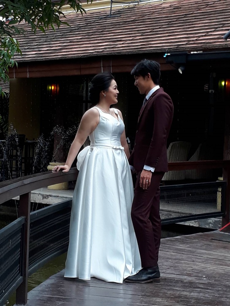 พร้อมเช่า ชุดราตรียาว แบบแขนกุด ผ้าซาตินเรียบหรู แต่งโบว์2ชั้น ช่วงเอว สีขาว (เชือกผูกหลัง)