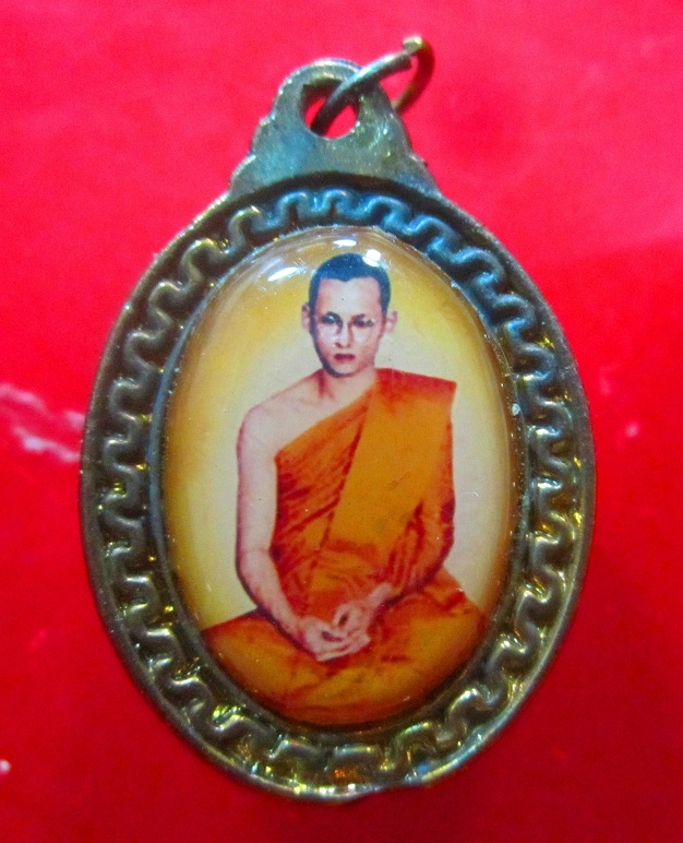 ล๊อกเก็ต รูปพระบาทสมเด็จรัชกาลที่9 ด้านหลัง รัชกาลที่9 ทรงผนวช ล๊อกเก็ตใหญ่ สภาพสวย