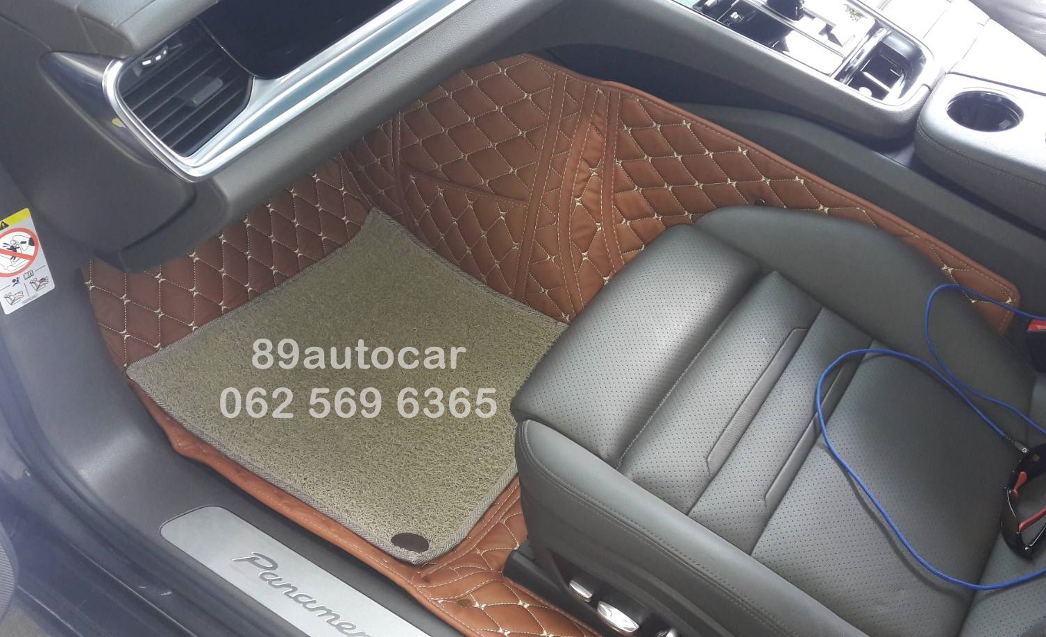 โรงงานผลิตพรมรถ Porsche Panamera 2019 ปูพรม7D สีน้ำตาลเข้ม + ไวนิลดักฝุ่นสีครีม เต็มคัน