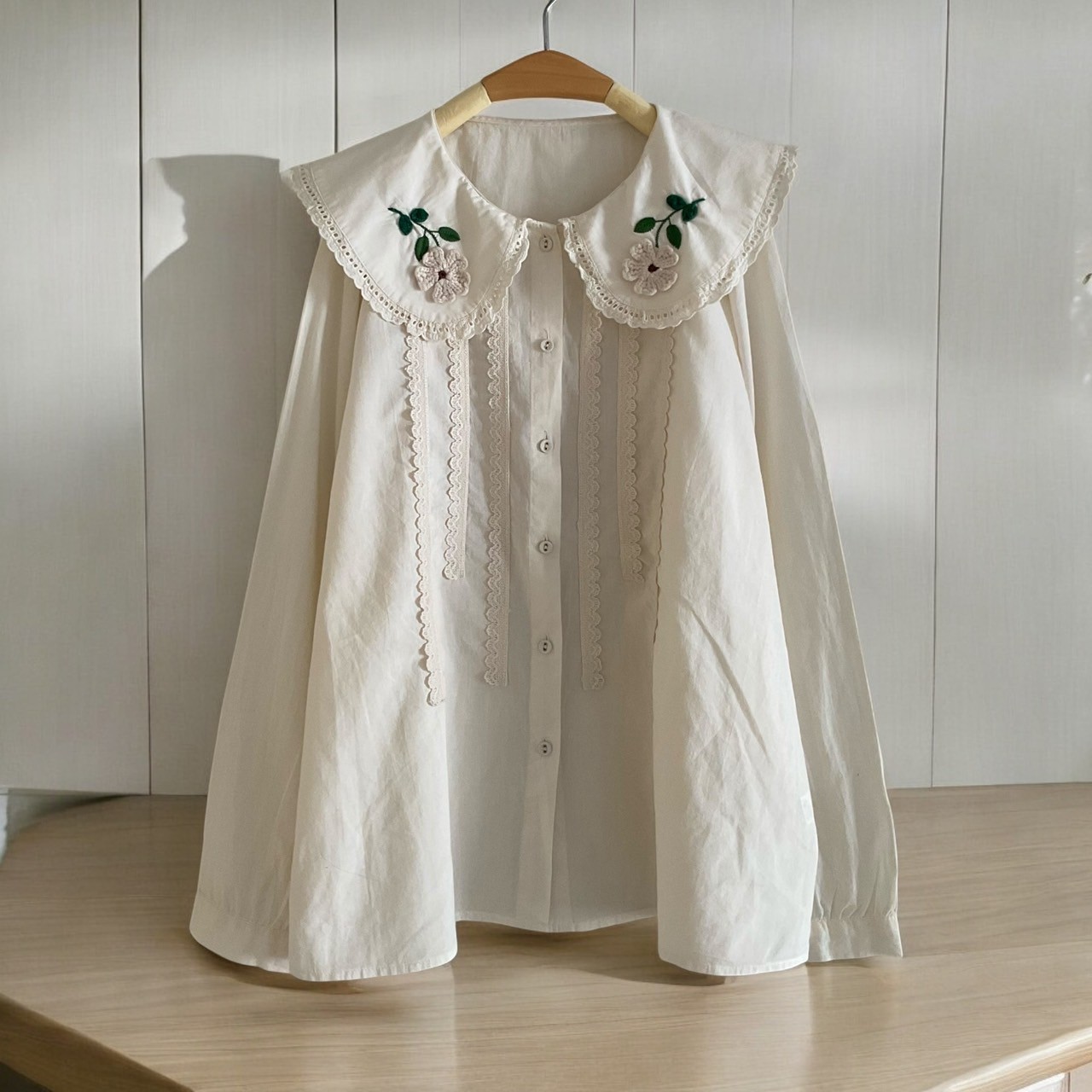 เสื้อผ้าฝ้ายคอบัวลายปัก