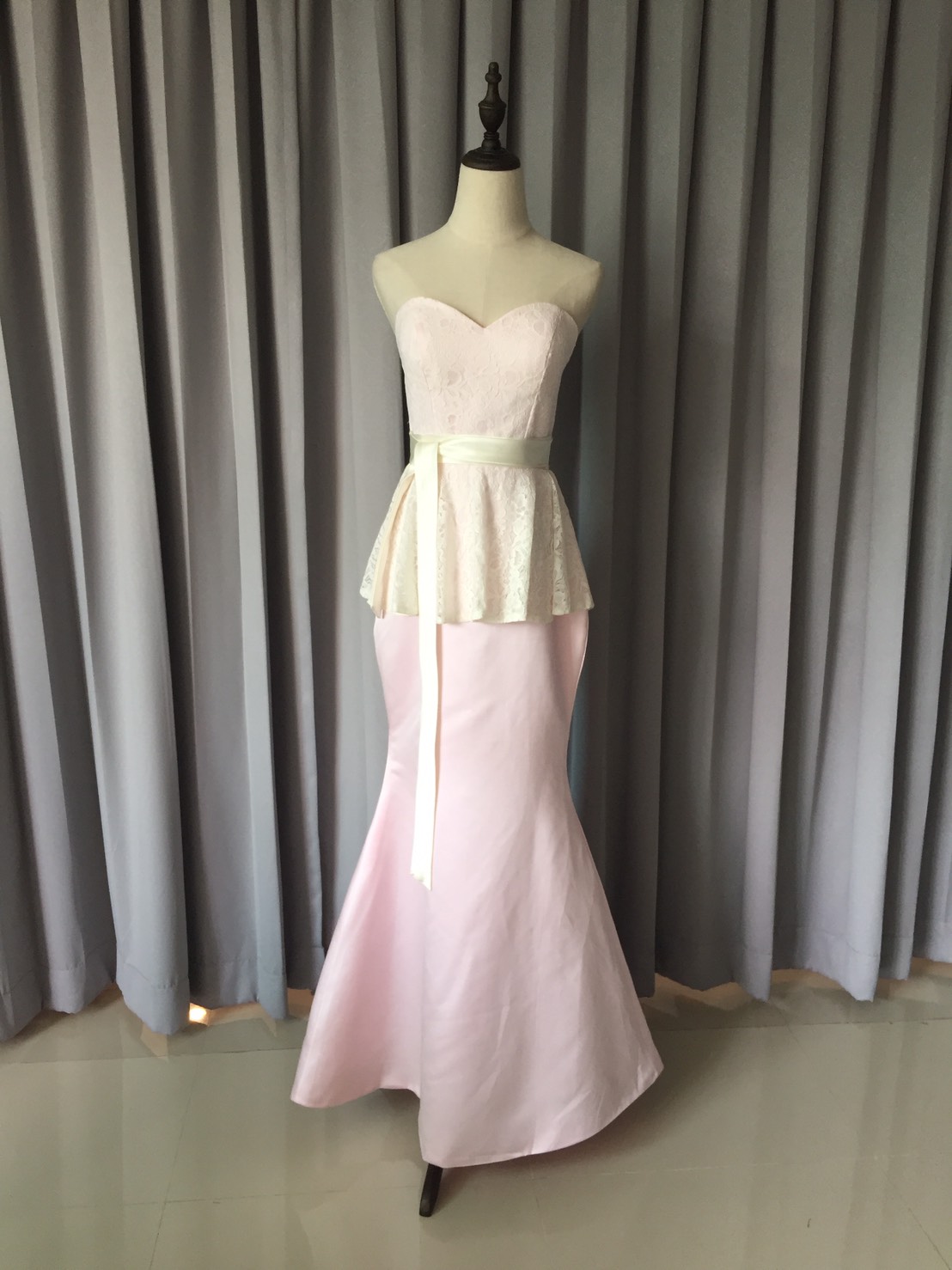 พร้อมส่ง ชุดราตรียาว เกาะอก ลูกไม้สีขาว ระบายช่วงเอวพร้อมโบว์สีขาว ตัวกระโปรงสีชมพูทรงหางปลา