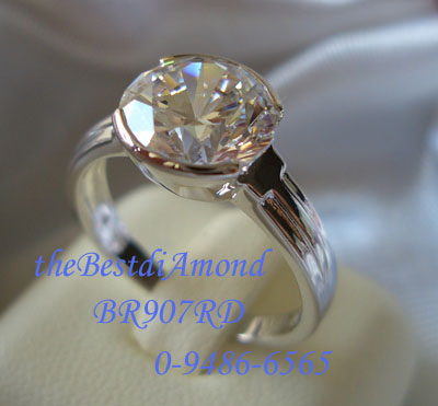 แหวนเพชรเม็ดเดี่ยว เล่นไฟดีมาก เรียบๆ แต่หรูอลังการมากสำหรับรหัสนี้ค่ะ โชว์เพชรเต็มๆ ขนาดประมาณ 3 กะรัต ชุบทองแท้ 24 K หนา 5ไมครอน BR907RD