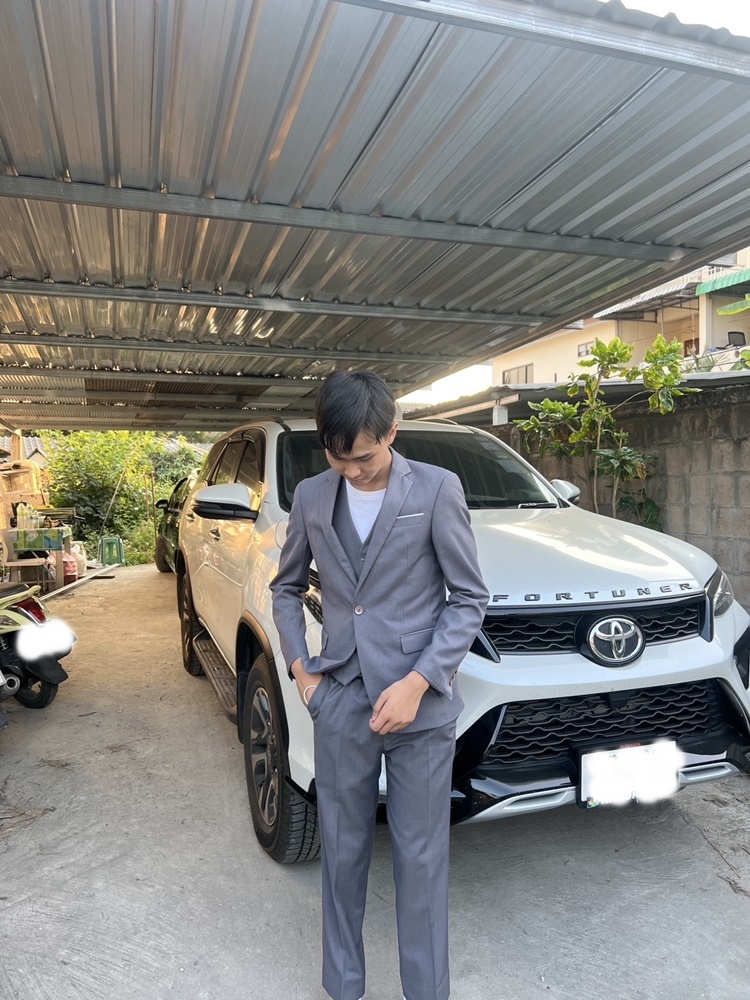 พร้อมเช่า ชุดสูทชาย สีเทาเข้ม เข้ารูป พร้อมเสื้อกั๊ก