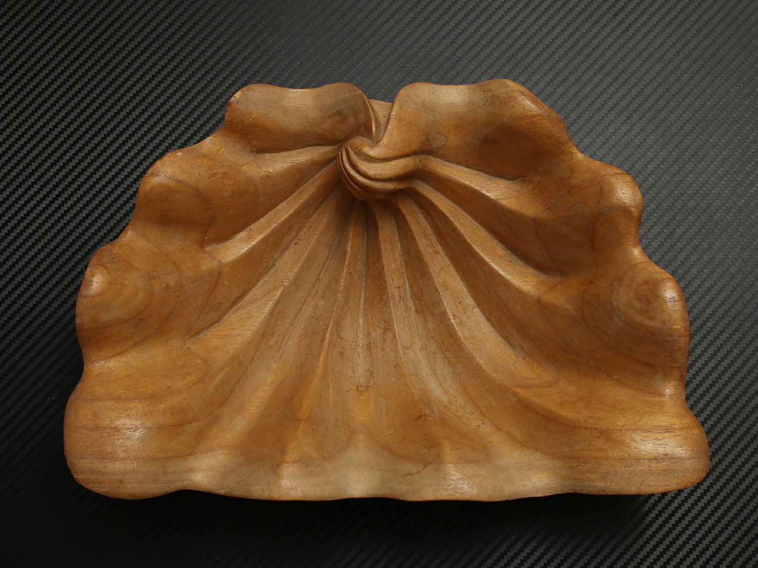 ถาดใส่ผลไม้ รูปทรง "เปลือกหอยมือเสือ" แกะสลัก สวยงาม น่าใข้