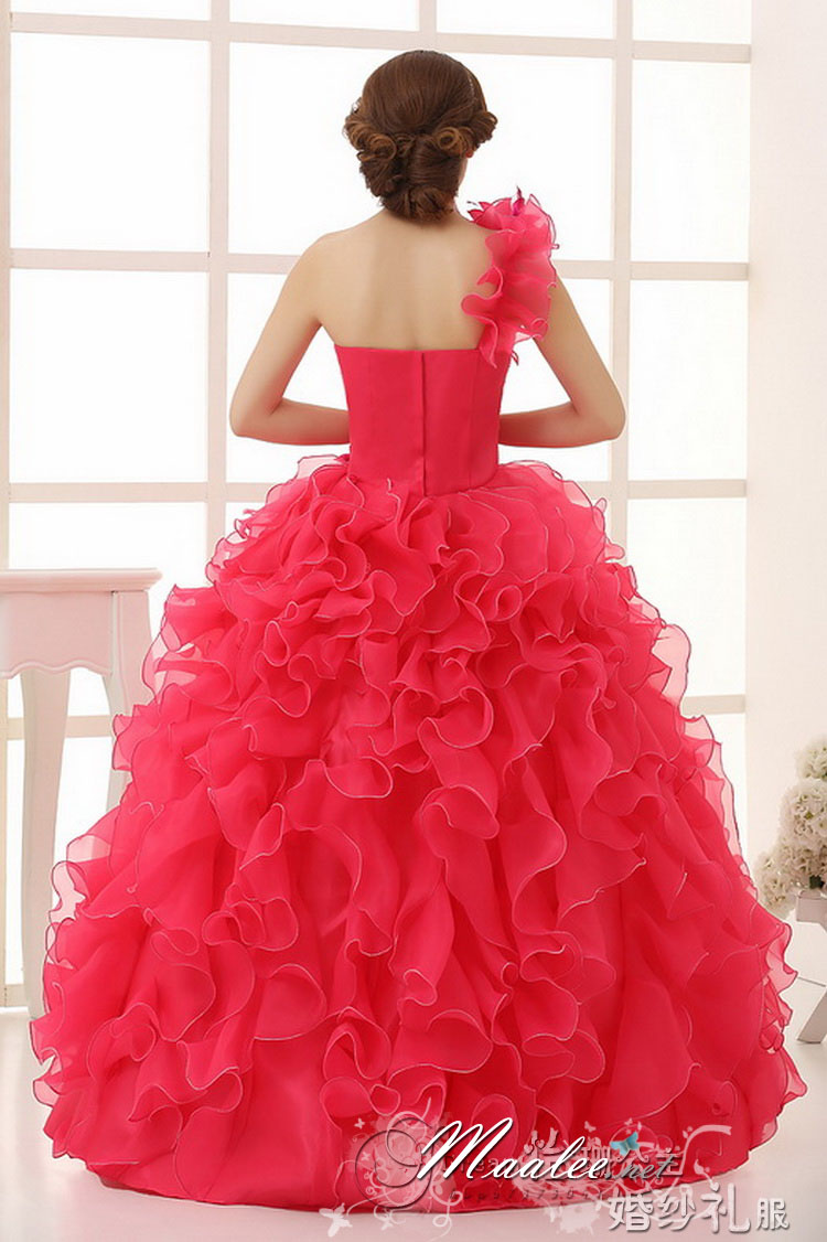 พร้อมเช่า ชุดแฟนซี ชุดราตรียาว ไหล่เฉียง สีชมพู กระโปรงระบายย้วย แต่งดอกไม้