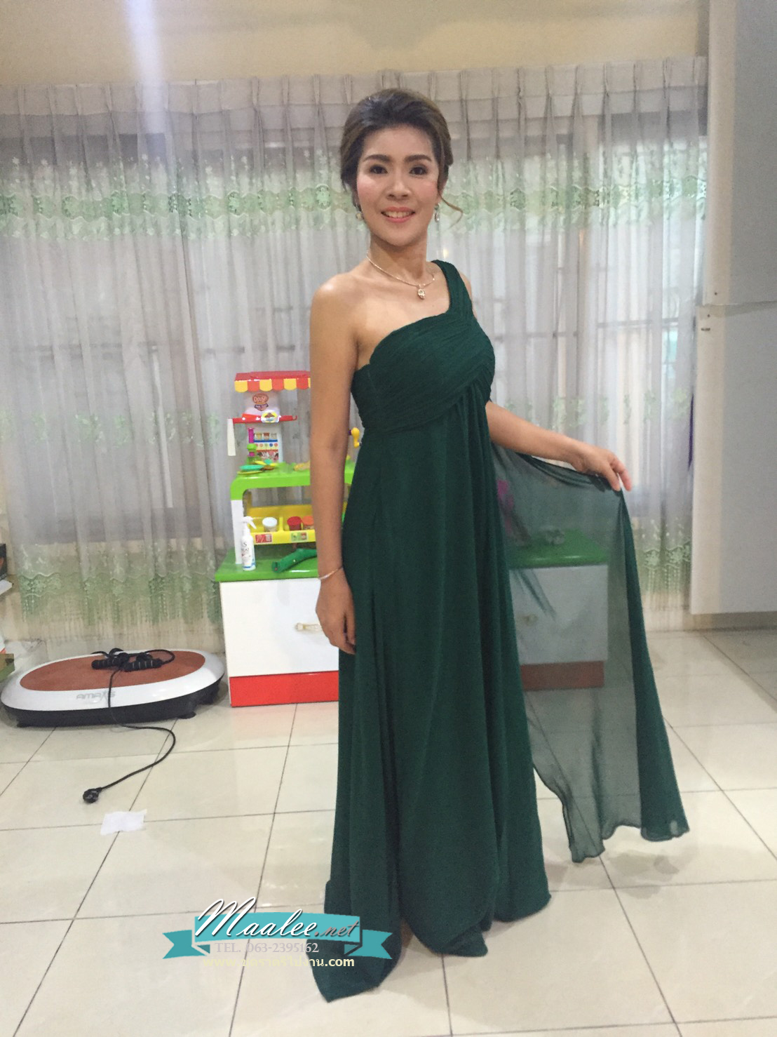 พร้อมเช่า ชุดราตรียาว เกาะอก ไหล่เดียว สีเขียว ผ้าชีฟองจับเดรปไขว่ช่วงหน้าอก ทิ้งชายด้านหลัง (ซิปข้างลำตัว)