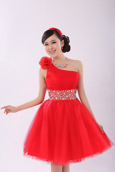 พร้อมเช่า ชุดราตรีสั้น บ่าเฉียง สีแดง อกจับจีบตีเกล็ด ประดับดอกกุหลาบบนไหล่ ปักเลื่อมหรูรอบเอว