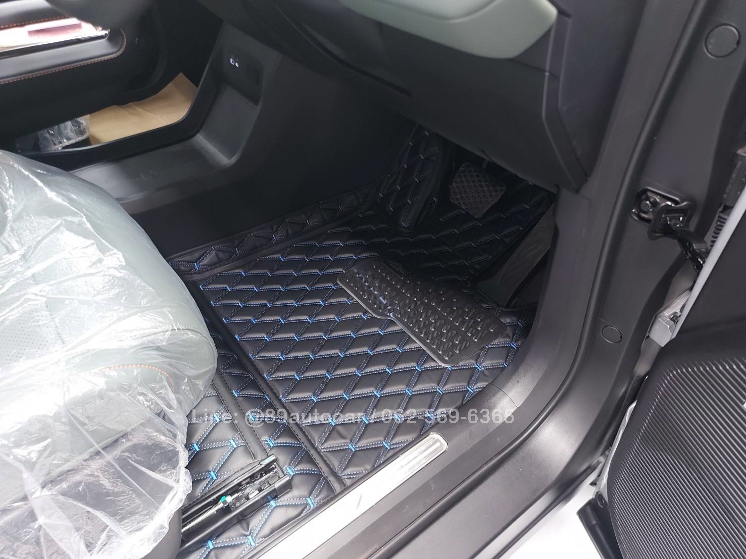 พรมปูพื้นรถยนต์ Omoda Jaecoo6 EV (โอโมด้า เจคลู 6 อีวี) ปูพรมVVIP สีดำด้ายน้ำเงิน เต็มคัน
