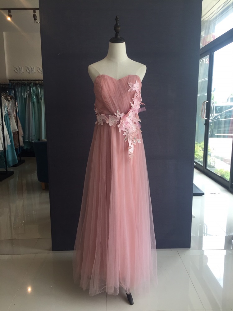 พร้อมส่ง ชุดราตรียาว เกาะอก สีชมพูหวาน ผ้าตาข่ายทั้งชุด อกจับจีบ แต่งดอกคาดเอว & พร้อมเม็ดคริสตัลหรู (เหลือสีชมพูอ่อน)