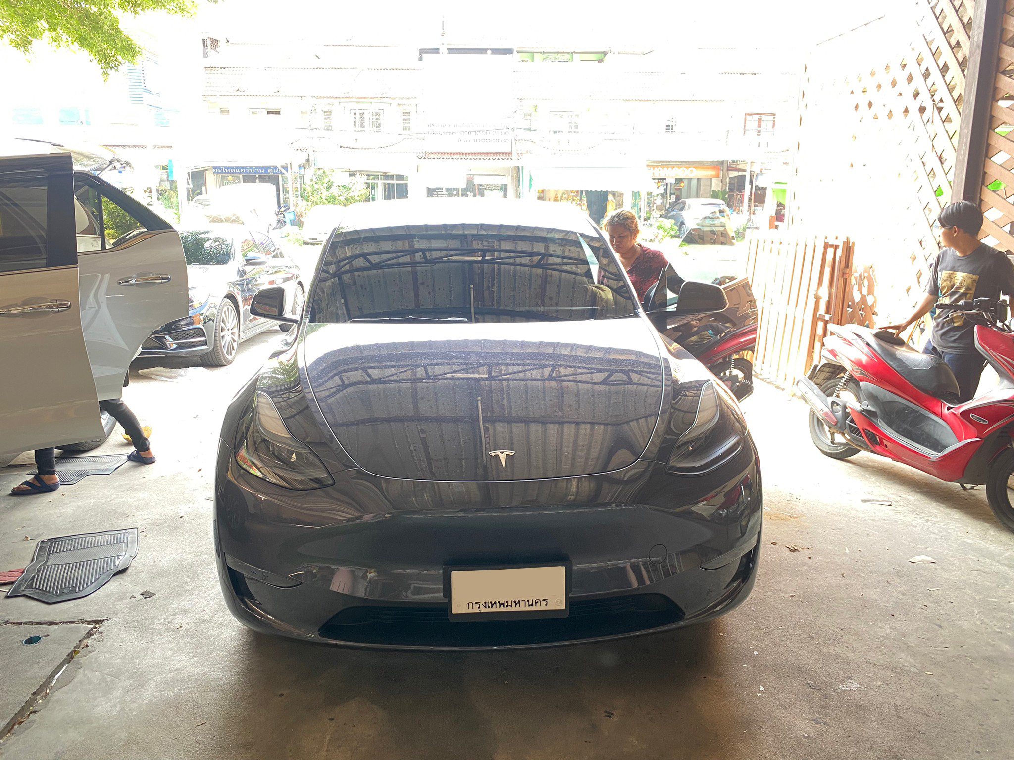 พรมปูพื้นรถยนต์ Tesla Model Y ปูพรมVVIP ด้ายคู่ สีดำด้ายทอง เต็มคัน
