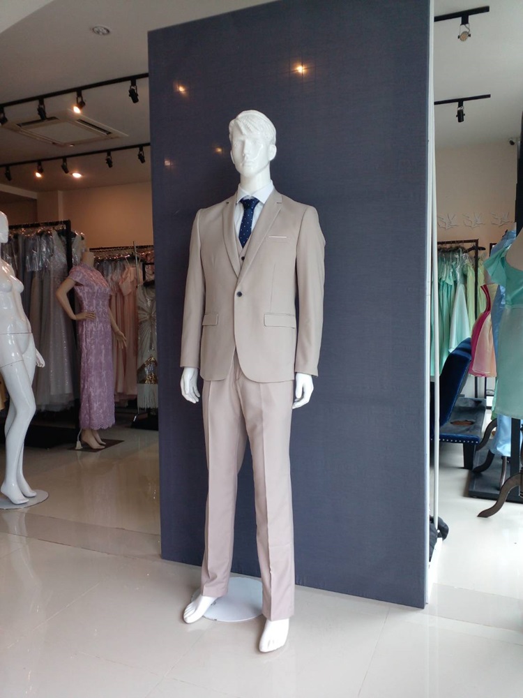 พร้อมเช่า ชุดสูทชาย สีเบจ คลาสสิก รุ่นกระดุมเดียว (พร้อมเสื้อกั๊ก)