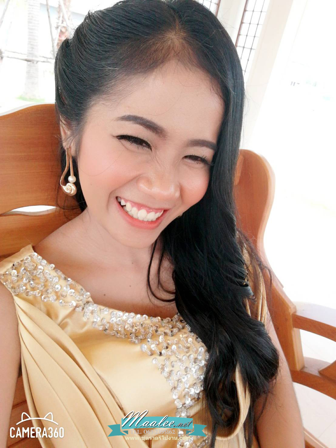 พร้อมเช่า ชุดราตรียาว สีทอง คอวี จับเดรปหน้าอก ปักเลือมช่วงอกและเอว