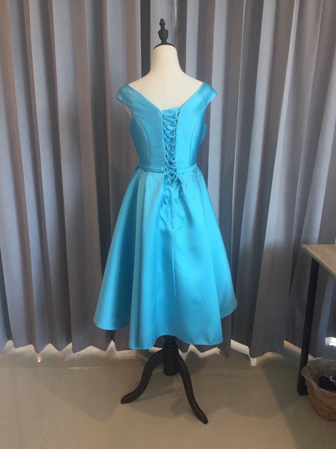 พร้อมส่ง ชุดราตรีสั้น แบบไหล่ปาด อกSweet Heart สไตล์วินเทจผ้าไหมดัชเชส กระโปรงทรงA 5ส่วน แต่งโบว์ ช่วงเอว สีฟ้า (เชือกผูกหลัง)