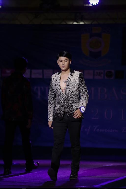 พร้อมเช่า เสื้อสูทชาย สีขาวดำ ปักลายกราฟฟิก กางเกงดำ