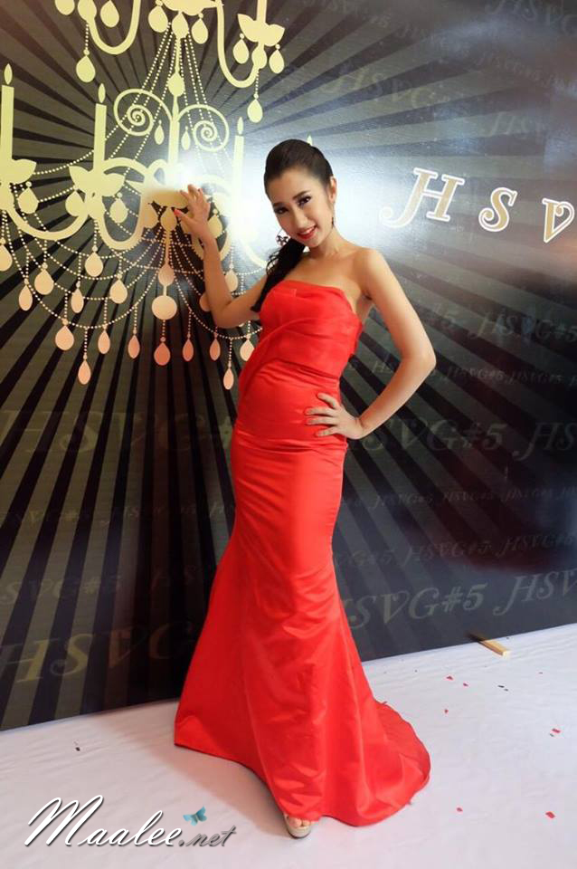 พร้อมเช่า ชุดเจ้าสาว/เพื่อนเจ้าสาว ราตรียาว แบบเกาะอก ทรงหางปลา สีแดง เรียบหรู แต่งผ้าแก้วช่วงอก กระโปรงผ้าซาติน ชายยาว (เชือกผูกหลัง)