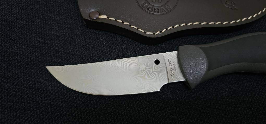 Spyderco Bill Moran Sprint Run Fixed Blade Knife 3.92" Dense Twist Damasteel DS93X Upswept Blade, FRN/Kraton Handle