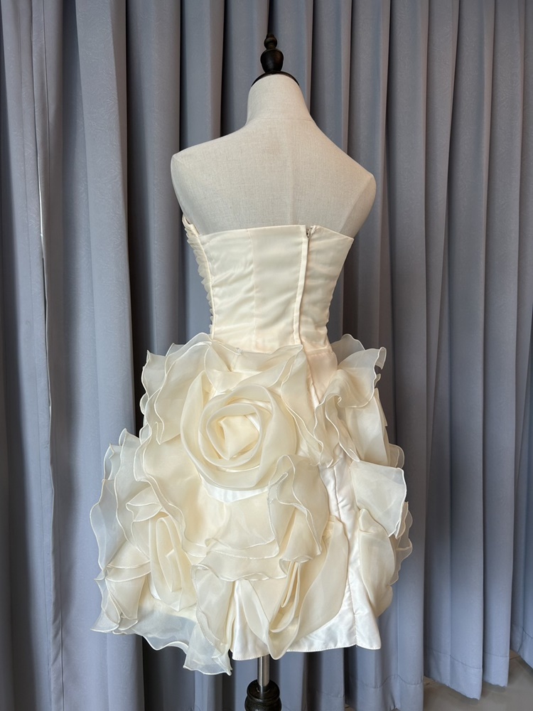 พร้อมเช่า ชุดแฟนซี ชุดราตรีสั้นเกาะอก สีครีม กระโปรงดอก 3 มิติ