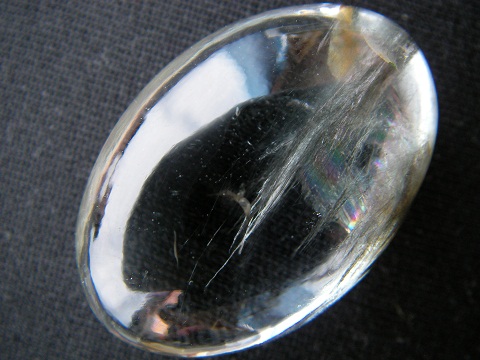 QU0017 QUARTZ แก้วขนเหล็ก เกาะกลุ่มขึ้นเป็นแท่งแก้วขนเหล็ก พลิ้วแยกปลายสวย แก้วเนื้อใส ขนาดเม็ดแก้ว 20.44x29.75x10.84 mm. นน.45.42 ct. ขายแล้ว