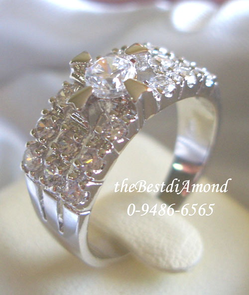 RL006RD+++แหวนแถว3แถว พร้อมเพชรตรงกลาง+++แหวนแถวที่สวยอีกวง มีเพชรขนาด 25 สต อยู่ตรงกลางดูสวยโดดเด่น ดีดูมากๆๆๆ เล่นไฟระยิบระยับเลยค่ะ