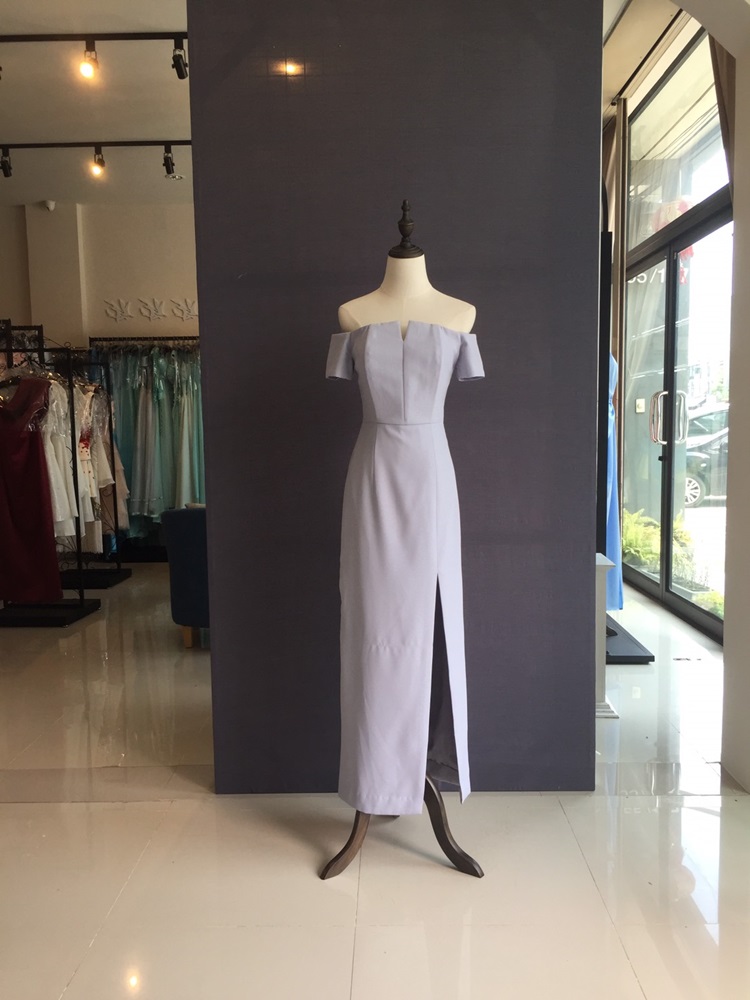 พร้อมเช่า ชุดราตรียาว ราตรียาว ชุดเดรส สีเทา ดีเทลเก๋ ปาดไหล่แขนสั้น กระโปรงผ่าหน้า