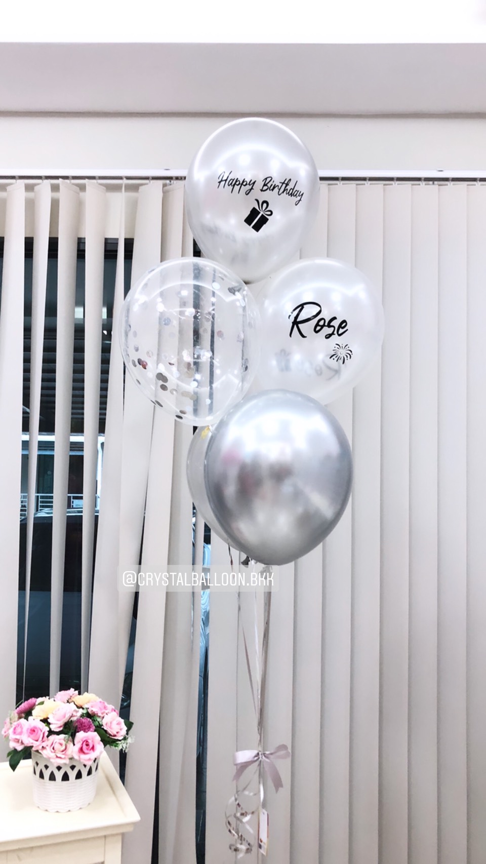 ลูกโป่ง วันเกิด สีเงิน พร้อม ข้อความ Happy Birthday พร้อม ชื่อเจ้าของวันเกิด 1 ช่อ พร้อมตกเเต่ง สามารถเปลี่ยนสีลูกโป่ง/เปลี่ยนชื่อเจ้าของวันเกิดได้