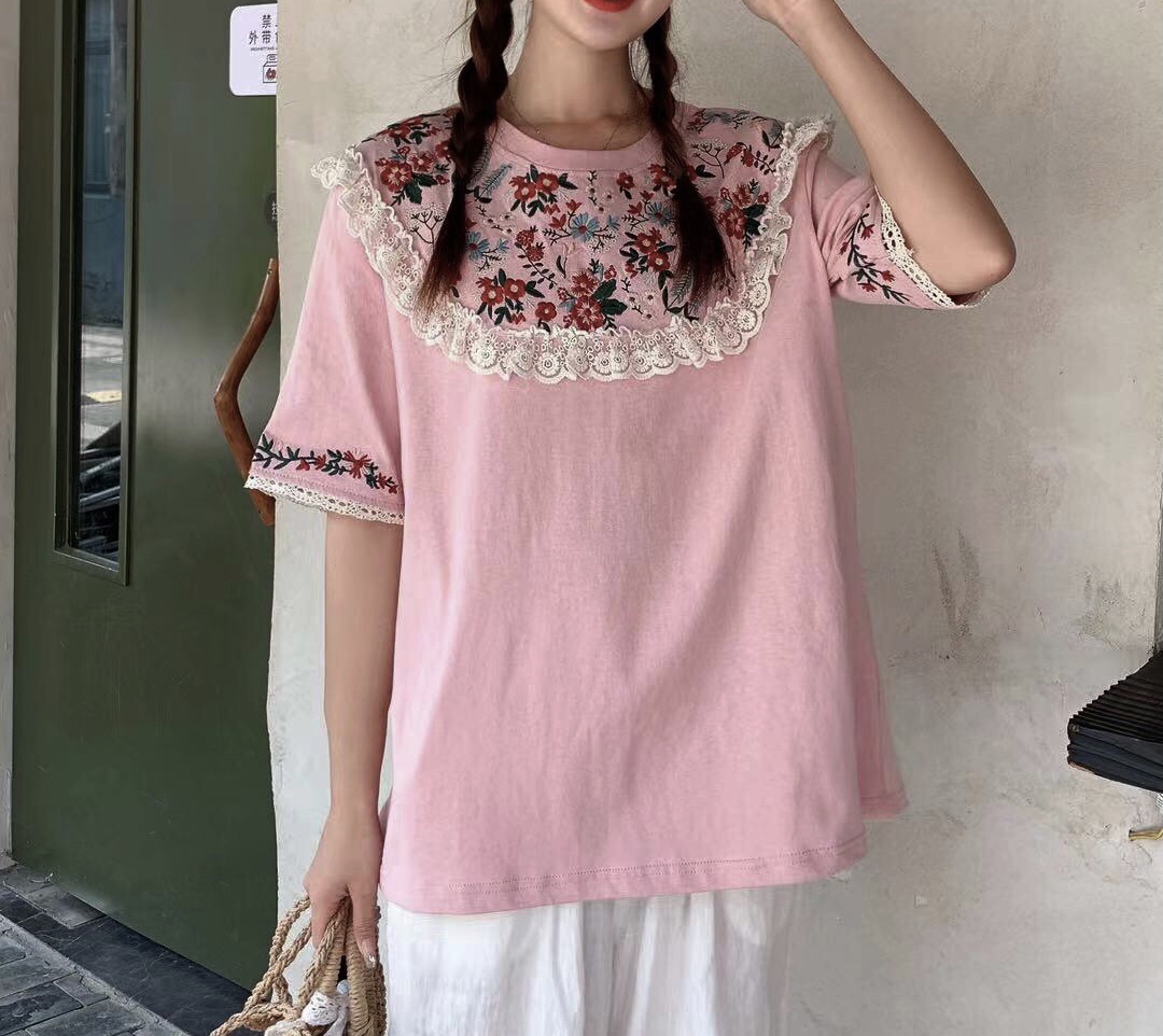 เสื้อยืดลายปักแต่งระบายผ้าลูกไม้
