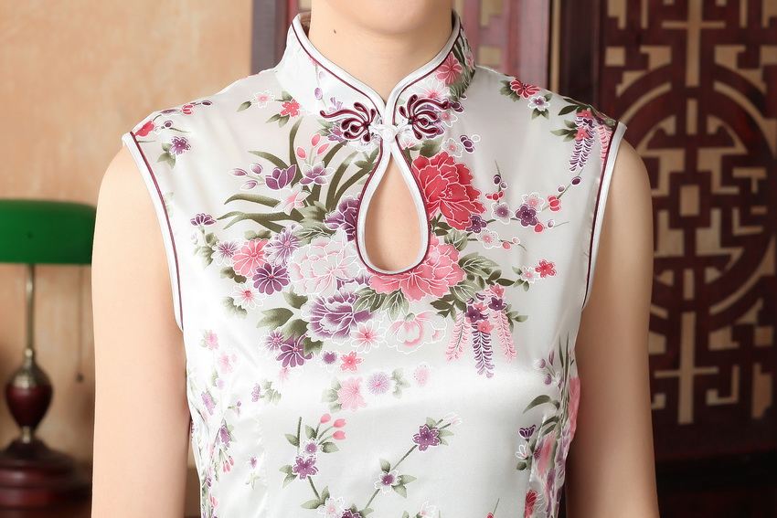 Pre-order กี่เพ้า ผ้าแพร สีขาว พิมพ์ลายดอกไม้ ตัดเย็บอย่างดี