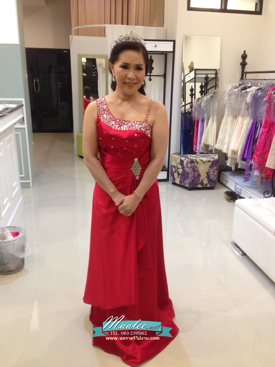 พร้อมเช่า ชุดราตรียาว ไหล่เฉียง สีแดงก่ำ จับจีบที่เอว คอประดับลูกปัดคริสตัลสวยหรู
