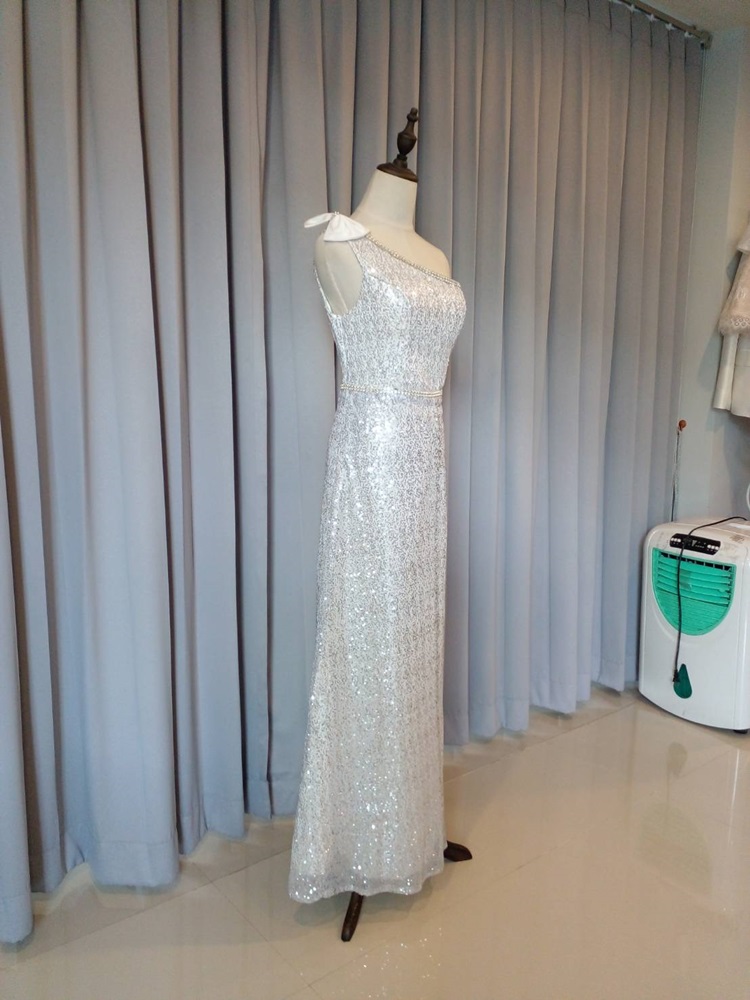 พร้อมเช่า ชุดราตรียาว ไหล่เฉียง สี Champagne ปักเลื่อมทั้งตัว แต่งคริสตัลช่วงคอ