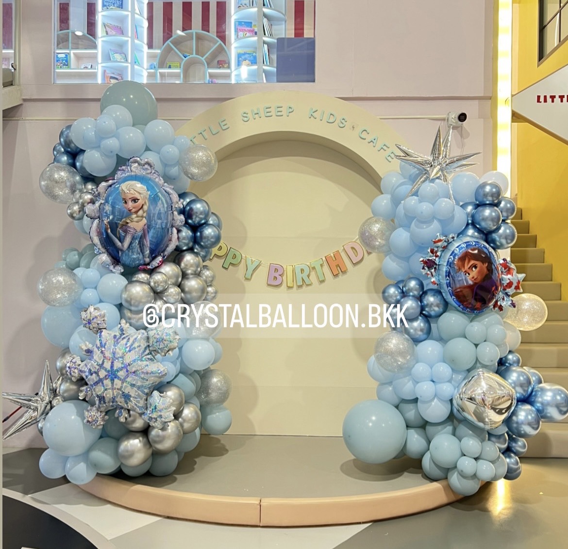 Organic Backdrop วันเกิดเด็ก Theme Frozen ขนาด 2.5X2 พร้อมตกแต่ง (ราคายังไม่รวมฉาก) สามารถเปลี่ยนสีลูกโป่ง/เปลี่ยนฟอยล์ตกแต่งได้