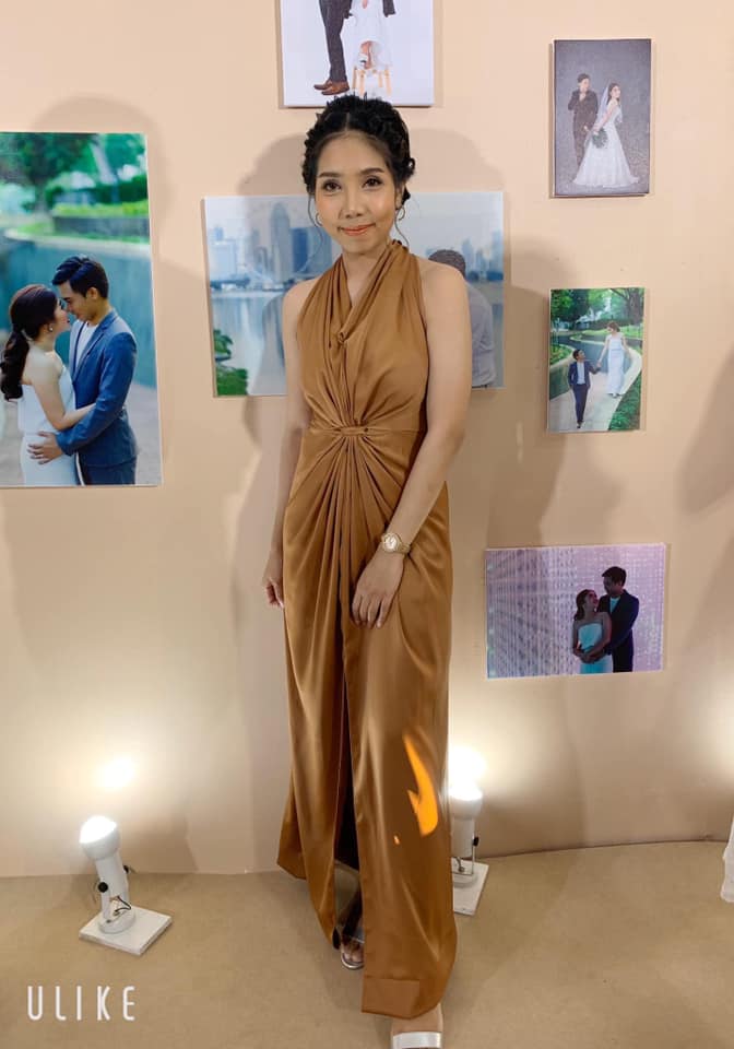 พร้อมเช่า ชุดราตรียาว ชุดเดรส แนวคล้องคอ จับเดรปหน้า สีส้มอิฐ สีน้ำตาล