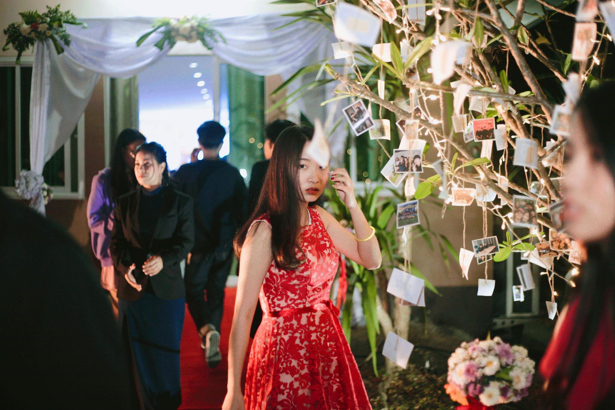 พร้อมเช่า ชุดราตรีสั้น แขนกุด สไตล์สวยหวาน 3มิติ กระโปรงพองนิดๆ สีไวน์แดง (ซิปหลัง)