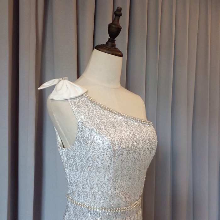 พร้อมเช่า ชุดราตรียาว ไหล่เฉียง สี Champagne ปักเลื่อมทั้งตัว แต่งคริสตัลช่วงคอ