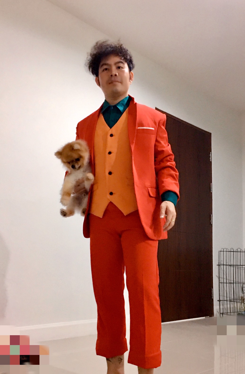 พร้อมเช่า ชุดสูทชาย สีแดงสด แต่งกระดุมดำ +เสื้อกั๊กสีส้มสด