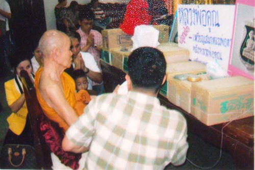 เหรียญเสมาทวด-คูณ รุ่นเศรษฐีร่ำรวยเนื้อกะไหล่เงินลงยาสีเหลือง รุ่นเดียวของหลวงพ่อคูณ ที่นำเอกลักษณ์พิมพ์หลวงพ่อทวดเศียรโตมาไว้ในเหรียญของหลวงพ่อ