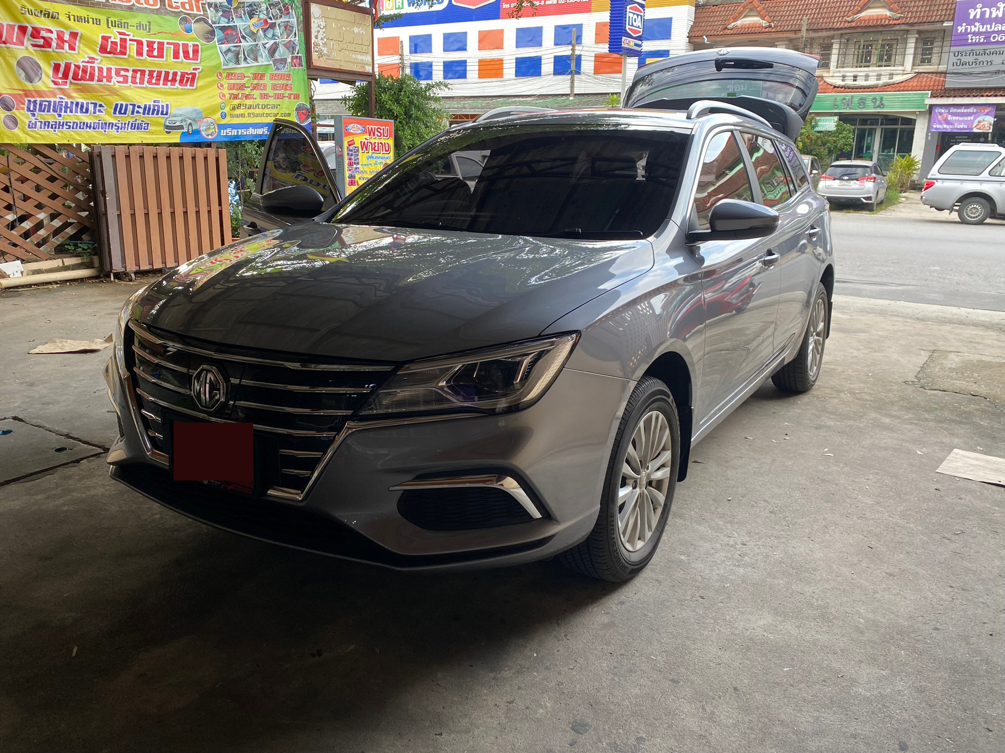 พรมปูพื้นรถยนต์ MG EP Plus (เอ็มจี อีพี) 2023 ปูพรมvvip สีเทาด้ายเทา เสริมด้วยไวนิลดักฝุ่นสีครีม