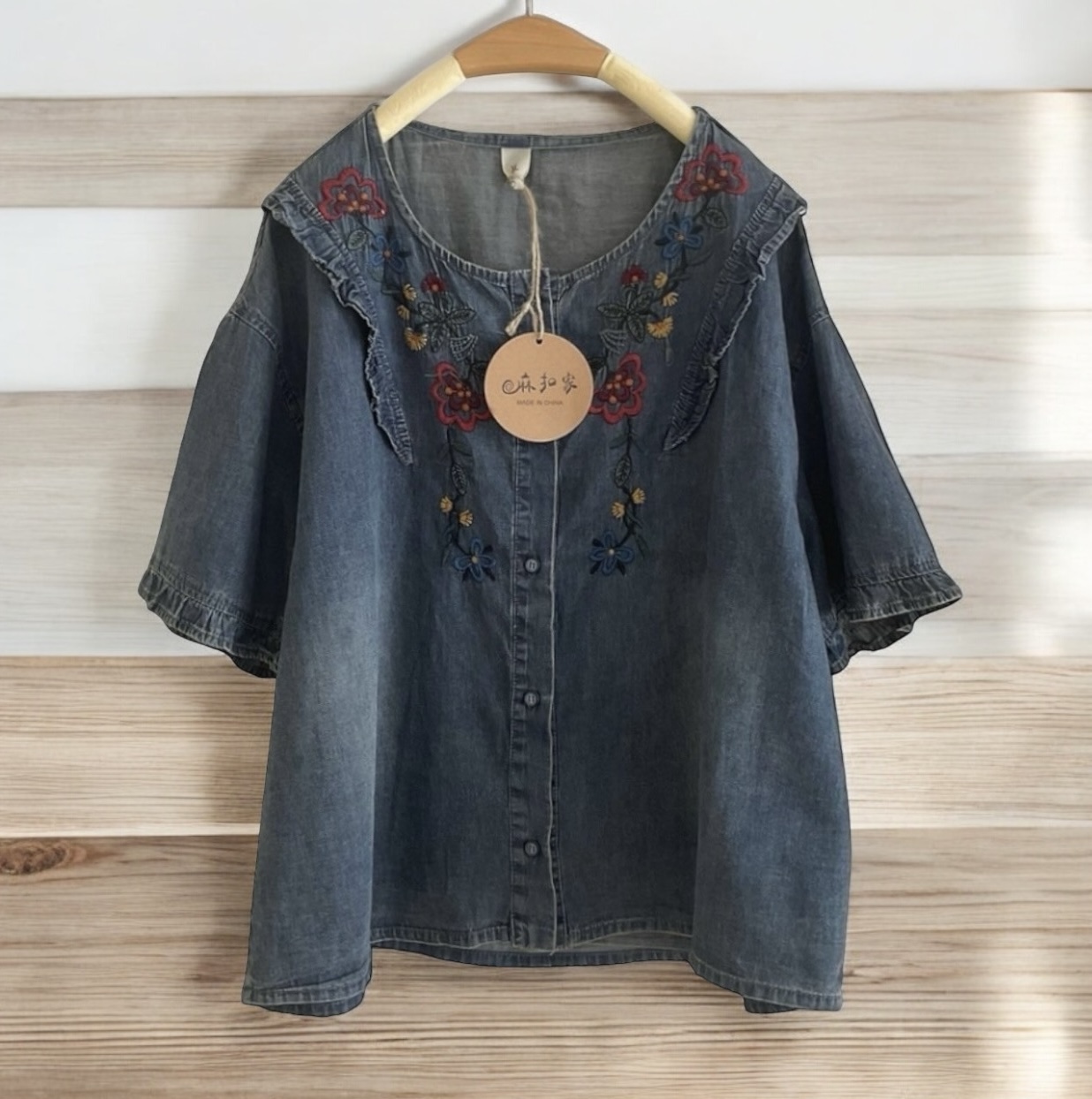 เสื้อยีนส์ฟอกลายปักแต่งระบาย