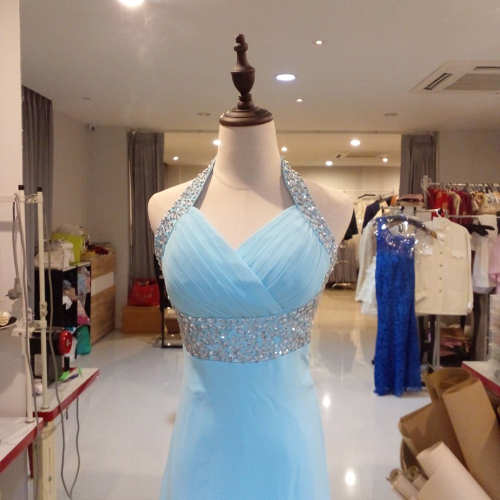 พร้อมเช่า ชุดราตรียาว สีฟ้า แบบเก๋ คล้องคอ ช่วยยกเนินอกสวย