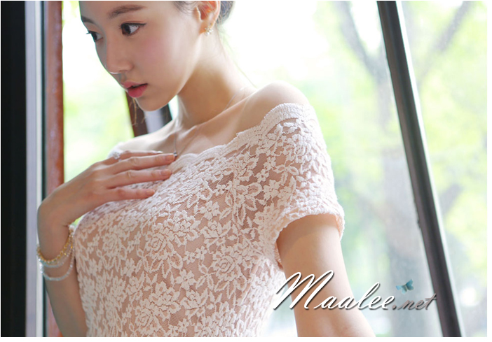 พร้อมส่ง ชุดออกงาน ชุดเดรสสั้นเข้ารูป สีขาว คอปาด ผ้าลูกไม้เนื้อนิ่ม สวมใส่สบาย