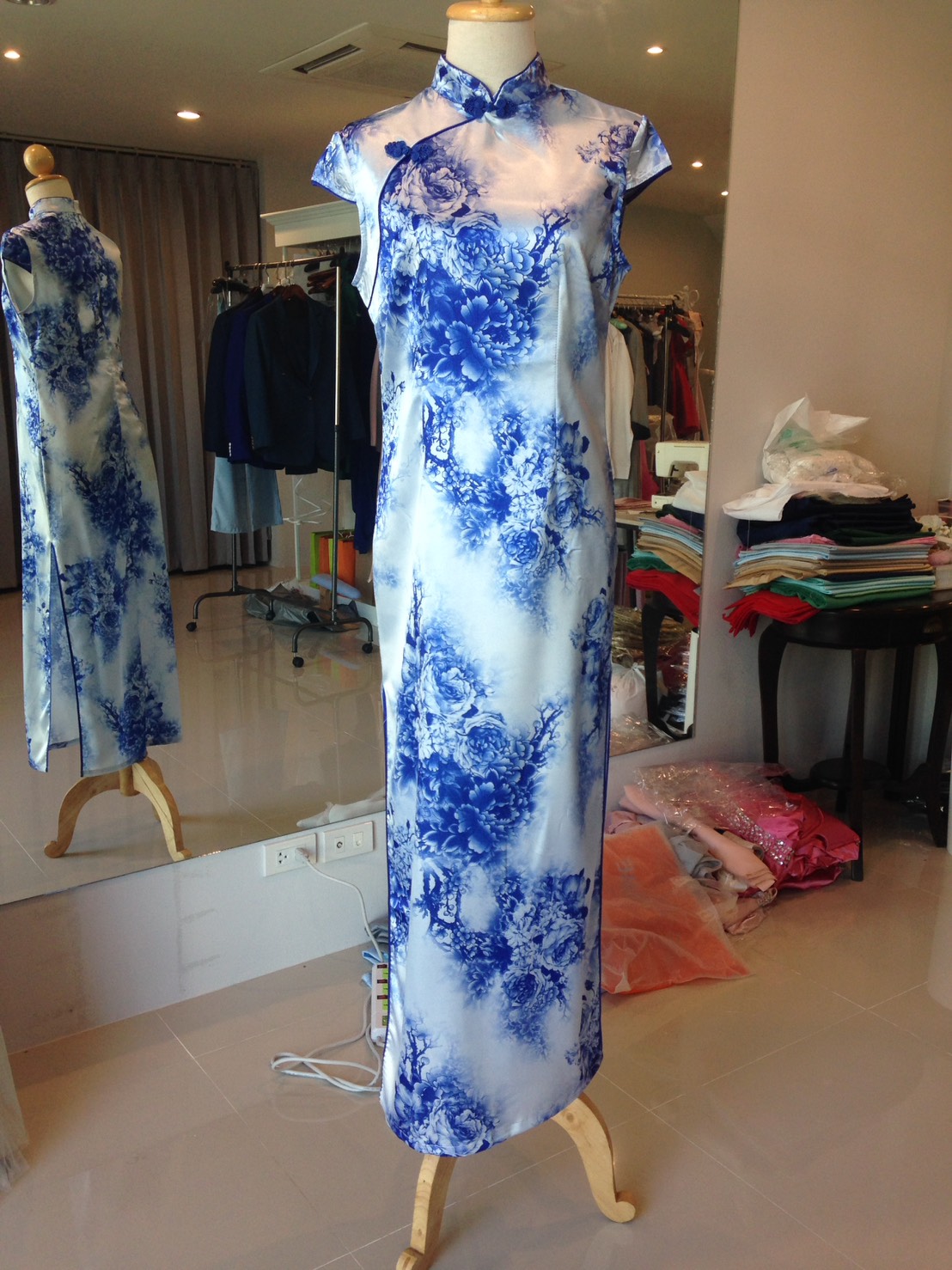 พร้อมส่ง กี่เพ้า สีขาว ฟ้า ผ้าซาติน พิมพ์ลาย ดอกไม้ แบบเรียบหรู (L)