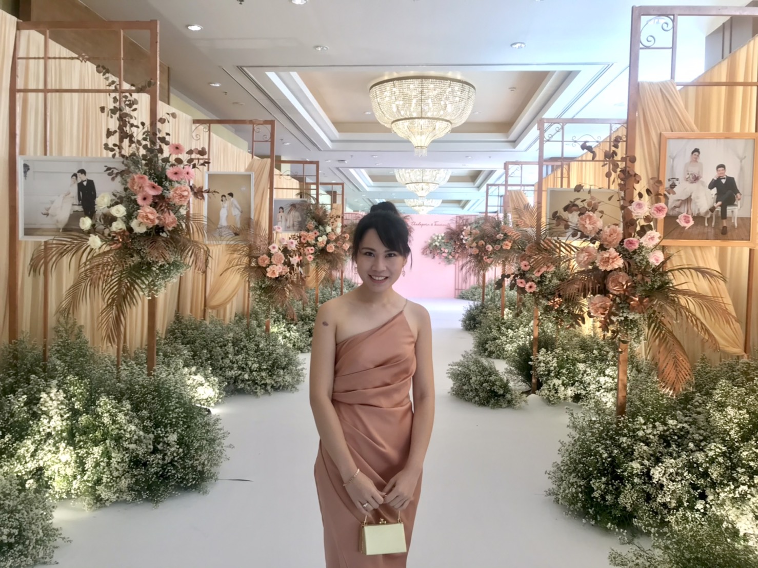 พร้อมเช่า ชุดเดรส ชุดออกงาน ราตรียาว ไหล่เดี่ยว ผ้าซาร่าเงาใส่แล้วผอม สีโรสโกล์ด