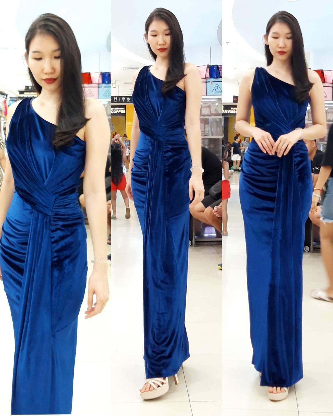 พร้อมเช่า ชุดเดรส เดรสไหล่เดียว แพทเทิร์นเก๋ จับเดรปหน้า สีน้ำเงิน เนื้อกำมะหยี่