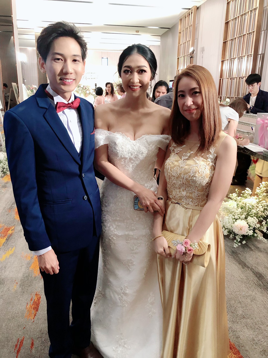 พร้อมเช่า ชุดราตรียาว สีทอง ปักลูกไม้ ด้านหลังเป็นแบบซีทรู กระโปรงผ้าซาติน