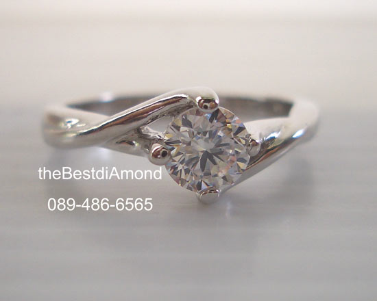 BR429RD+++แหวนเพชรเม็ดเดี่ยวขนาดกลาง ก้านไขว้+++เรียบ หรูหรา ดูดีมีระดับ ใส่ติดนิ้วได้เลย เพชรตรงกลางขนาด 40 สต(4.8 mm)เพชรวิ๊งๆเลยค่ะ