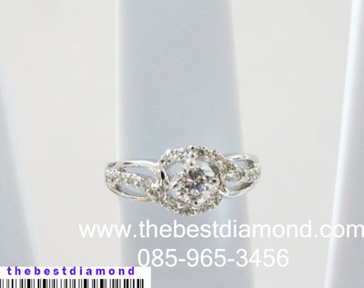 BR208RD+++แหวนเพชรล้อม บ่าข้างเอี้ยวๆ ++แบบทันสมัย ดูดี intrend มากๆๆ แบบออกมาจากร้านจิวเวลลี่เลย เพชรสวยวิ๊งๆ ดูไฮโซ สวยสุดๆ รับประกัน