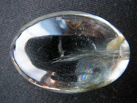 QU0017 QUARTZ แก้วขนเหล็ก เกาะกลุ่มขึ้นเป็นแท่งแก้วขนเหล็ก พลิ้วแยกปลายสวย แก้วเนื้อใส ขนาดเม็ดแก้ว 20.44x29.75x10.84 mm. นน.45.42 ct. ขายแล้ว