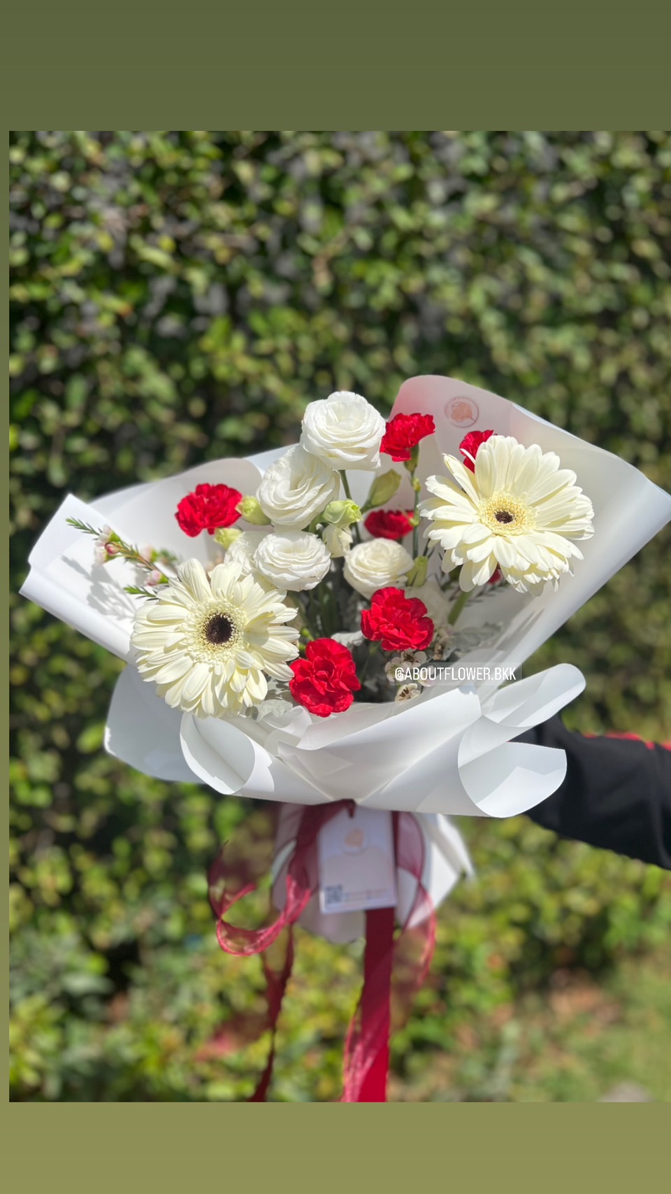Flower Bouquet ช่อดอกไม้สด โทนขาว-แดง พร้อมตกแต่ง สามารถเปลี่ยนสีได้